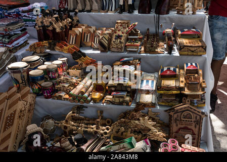 Mercado de Artesanos, ein kubanisches Kunsthandwerk und Souvenirs Street Market in der Avenida 23, Vedado, Havanna in Kuba. Die kubanische Regierung die Kubaner zu sein Stockfoto