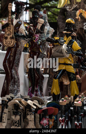 Mercado de Artesanos - Markt für kubanische Kunsthandwerk und Souvenirs in der Avenida 23, Vedado, Havanna in Kuba. Die kubanische Regierung die Kubaner zu sel. Stockfoto