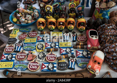 Mercado de Artesanos, ein kubanisches Kunsthandwerk und Souvenirs Street Market in der Avenida 23, Vedado, Havanna in Kuba. Die kubanische Regierung die Kubaner zu sein Stockfoto