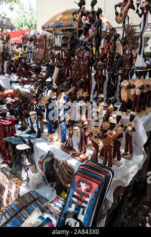 Mercado de Artesanos - Markt für kubanische Kunsthandwerk und Souvenirs in der Avenida 23, Vedado, Havanna in Kuba. Die kubanische Regierung die Kubaner zu sel. Stockfoto