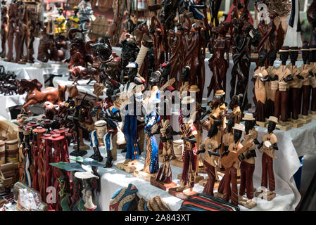 Mercado de Artesanos - Markt für kubanische Kunsthandwerk und Souvenirs in der Avenida 23, Vedado, Havanna in Kuba. Die kubanische Regierung die Kubaner zu sel. Stockfoto