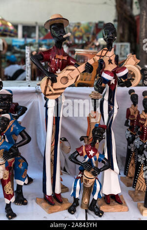 Mercado de Artesanos - Markt für kubanische Kunsthandwerk und Souvenirs in der Avenida 23, Vedado, Havanna in Kuba. Die kubanische Regierung die Kubaner zu sel. Stockfoto