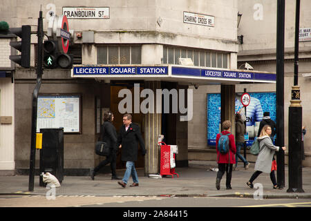 U-Bahn-Station Leicester Square, Westminster, London, Großbritannien, an einem Tag im November. Stockfoto