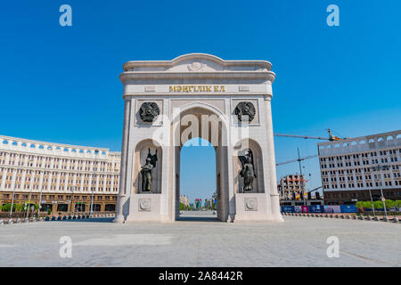 Nur-Sultan Astana künstlerische Triumphbogen Mangilik El in einem Ring Road frontale Ansicht auf einem sonnigen blauen Himmel Tag Stockfoto