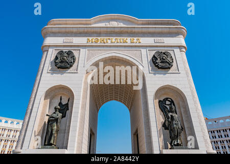 Nur-Sultan Astana künstlerische Triumphbogen Mangilik El in einem Ring Road frontale Ansicht auf einem sonnigen blauen Himmel Tag Stockfoto