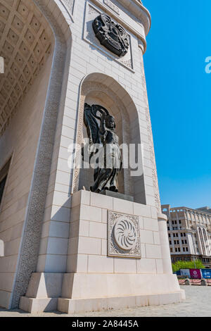 Nur-Sultan Astana künstlerische Triumphbogen Mangilik El in einem Ring Road frontale Ansicht auf einem sonnigen blauen Himmel Tag Stockfoto