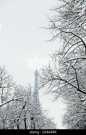 Eiffelturm unter Schnee, Paris, Frankreich Stockfoto