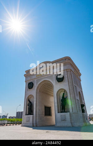 Nur-Sultan Astana künstlerische Triumphbogen Mangilik El in einem Ring Road frontale Ansicht auf einem sonnigen blauen Himmel Tag Stockfoto