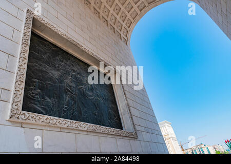 Nur-Sultan Astana künstlerische Triumphbogen Mangilik El in einem Ring Road frontale Ansicht auf einem sonnigen blauen Himmel Tag Stockfoto