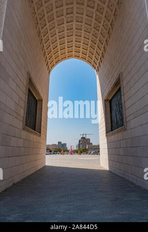 Nur-Sultan Astana künstlerische Triumphbogen Mangilik El in einem Ring Road frontale Ansicht auf einem sonnigen blauen Himmel Tag Stockfoto