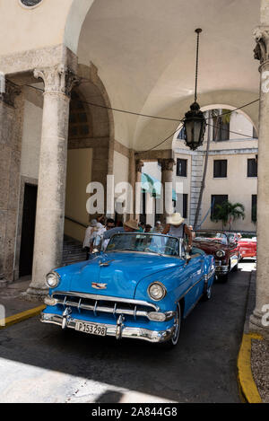 Eine Flotte amerikanischer, klassischer Cabrio-Autos zieht Touristen an und übernachtet im 1930 erbauten Hotel Nacional de Cuba (Hotel National of Cuba) auf A. Stockfoto