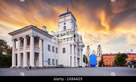 Minsk, Weißrussland. Alte Minsk Rathaus auf dem Platz der Freiheit Halle mit Regenbogen - Wahrzeichen Stockfoto