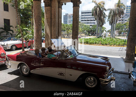 Eine Flotte amerikanischer, klassischer Cabrio-Autos zieht Touristen an und übernachtet im 1930 erbauten Hotel Nacional de Cuba (Hotel National of Cuba) auf A. Stockfoto