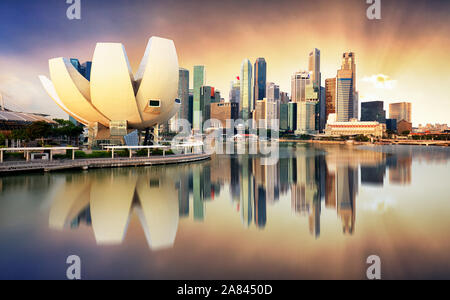 Skyline von Singapur auf dem Marina während der dramatischen Sonnenuntergang Stockfoto