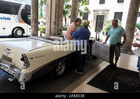 Eine Flotte amerikanischer, klassischer Cabrio-Autos zieht Touristen an und übernachtet im 1930 erbauten Hotel Nacional de Cuba (Hotel National of Cuba) auf A. Stockfoto