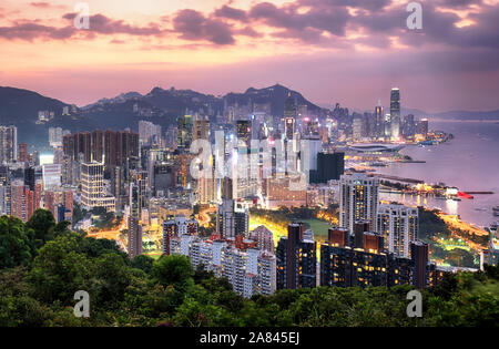 Skyline von Hongkong bei Sonnenuntergang von Braemar Hill Peak Stockfoto