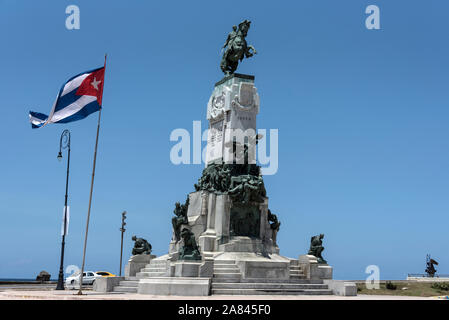 Ein Reiterdenkmal von General Antonio Maceo (Monumento al General Antonio Maceo) neben dem Malecon (El Malecon) an der Küste in Havanna, Kuba. Stockfoto