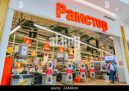 Nur-Sultan Astana Mega Silkway Einkaufszentrum Ramstor Supermarkt Ausfahrt mit Blick auf die Preis bietet Stockfoto