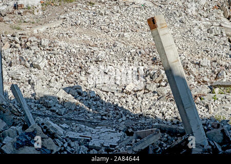 Blick von oben auf die zerstörte Fundament einer großen Gebäude aus Beton in Form von riesigen betonbalken und Haufen von Steinen, Ziegeln, Verstärkung und ot Stockfoto