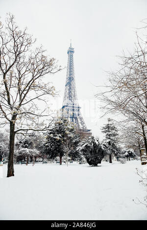 Eiffelturm unter Schnee, Paris, Frankreich Stockfoto