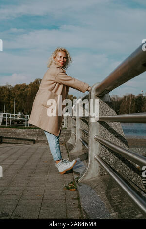 Stilvolle hübsche junge Frau im Herbst Mode zu Fuß in der Stadt Stockfoto