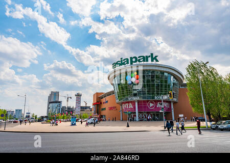 Nur-Sultan nur Astana Asien Park Shopping Mall mit Blick auf wenige Menschen an einem sonnigen blauen Himmel Tag Stockfoto