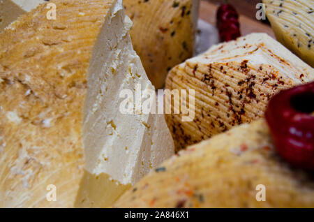 Hausgemachten Käse mit Chili aus Kuhmilch, die in den Bergen hohe Schürfwunden Stockfoto