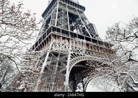 Eiffelturm unter Schnee, Paris, Frankreich Stockfoto