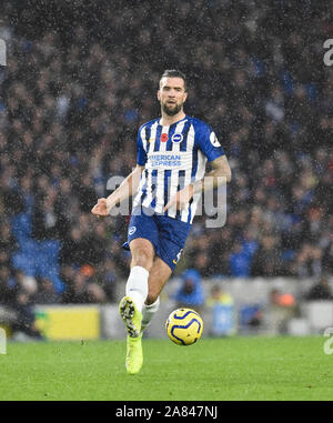 Shane Duffy von Brighton während der Premier League Match zwischen Brighton und Hove Albion und Norwich City an der American Express Community Stadion, Brighton, 02 November 2019 Editorial nur verwenden. Kein Merchandising. Für Fußball Bilder FA und Premier League Einschränkungen Inc. kein Internet/Mobile Nutzung ohne fapl Lizenz - für Details Kontakt Fußball: Credit Simon Dack Dataco Stockfoto