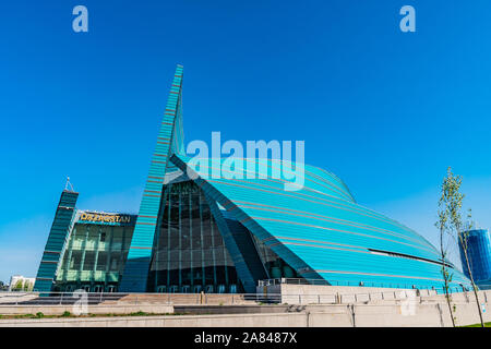 Nur-Sultan Astana Kasachstan Konzerthalle malerischen Blick auf einem sonnigen Bewölkt blauer Himmel Tag Stockfoto