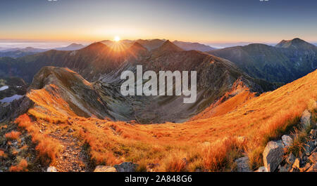 Schönen bunten Sonnenuntergang über Berglandschaft Panorama, Rohace - Slowakei Tatra Stockfoto