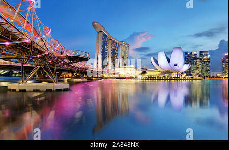 Singapur Skyline Sonnenuntergang bei Business District, Marina Bay Stockfoto