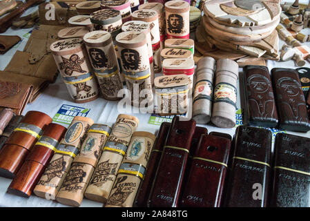 Eine Ausstellung von Zigarrenkisten-Souvenirs, die in einem kleinen Geschäft in einer Tabakfarm im Valle de Vinales, Provinz Pinar del Río, Westkuba, verkauft werden Stockfoto