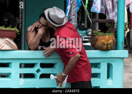 Eine kubanische Frau erhält eine Umarmung von ihrer Nachbarin an Ihrem Haus an einen Tabak Bauernhof im Valle de Vinales, Provinz Pinar del Río, Kuba Stockfoto