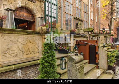 Wunderschön eingerichtetes Wohnhaus auf einer historischen Straße in Danzig Stockfoto