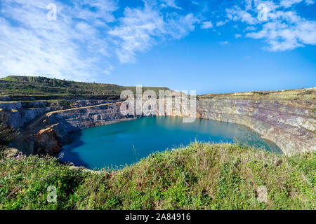 Herrliche Aussicht auf den Tagebau auf blauen Himmel. Stockfoto