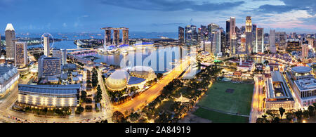 Luftaufnahme von Singapurs Geschäftsviertel und Stadt in der Dämmerung in Singapur, Asien Stockfoto