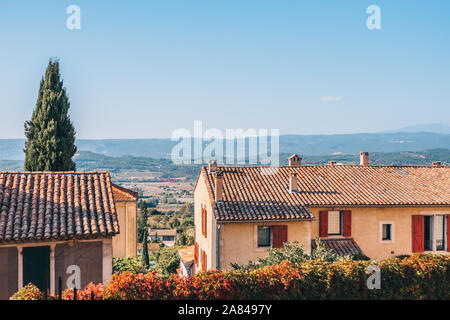 Gordes, Vaucluse, Provence-Alpes-Cote d'Azur, Frankreich, 25. September 2018: Schöne Aussicht auf die Straßen von Bonnieux Stockfoto