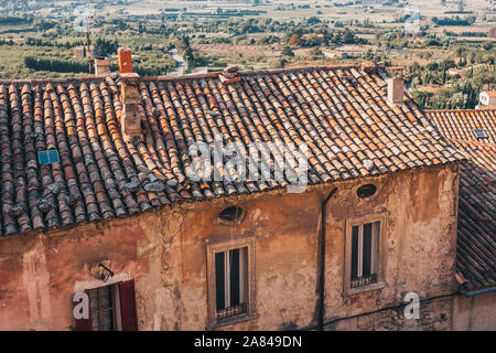 Gordes, Vaucluse, Provence-Alpes-Cote d'Azur, Frankreich, 25. September 2018: Schöne Aussicht auf die Straßen von Bonnieux Stockfoto