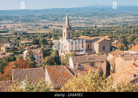 Gordes, Vaucluse, Provence-Alpes-Cote d'Azur, Frankreich, 25. September 2018: Schöne Aussicht auf die Straßen von Bonnieux Stockfoto