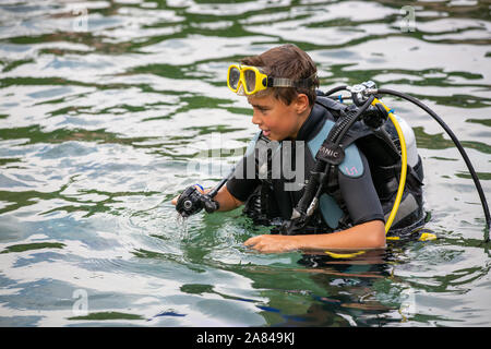 Ein Junge tragen volle Tauchen Outfit im Wasser. Stockfoto