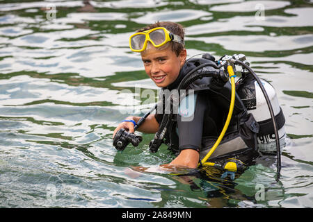 Ein Junge tragen volle Tauchen Outfit im Wasser. Stockfoto