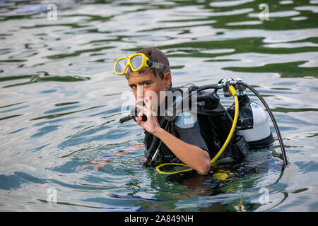 Ein Junge tragen volle Tauchen Outfit im Wasser. Stockfoto