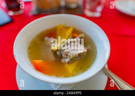 Traditionelle Kasachstan köstliche Lammfleisch Suppe Shurpa mit Gemüse in einer heißen Suppe Suppe serviert in einer weißen Schüssel Stockfoto