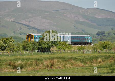 Die jetzt verstorbene Arriva Trains Wales durch die walisische Landschaft von Borth Wales UK reisen Stockfoto