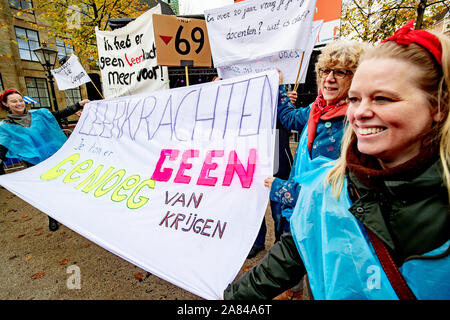 Den Haag, Niederlande. 06 Nov, 2019. Den Haag, Lange Voorhout, 06-11-2019, Lehrer und Mitarbeiter nach Den Haag, wo die niederländische Parlament sitzt reiste, schrecklichen Bedingungen in den Schulen, der niedrigen Löhne und die hohe Arbeitsbelastung durch Jahre der Sparmaßnahmen, die von allen großen Parteien befördert wird, zu protestieren. Credit: Pro Schüsse/Alamy leben Nachrichten Stockfoto