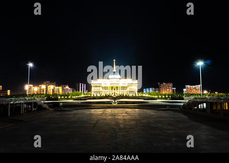 Nur-Sultan Astana Ak Orda Präsidentenpalast der Republik Kasachstan Gebäude bei Nacht Stockfoto