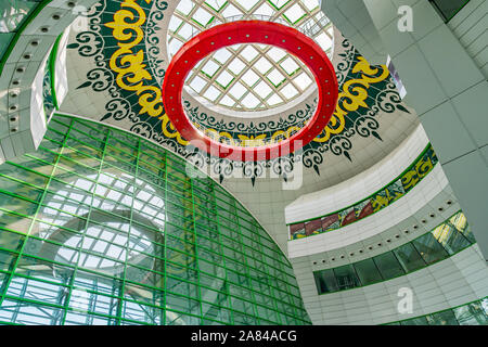 Nur-Sultan Nasarbajew Astana International Airport Innenansicht der Abflughalle Decke Stockfoto