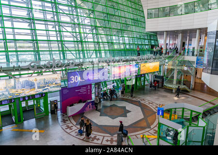 Nur-Sultan Nasarbajew Astana International Airport Innenansicht der Abflughalle mit Passagieren Stockfoto