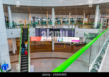 Nur-Sultan Nasarbajew Astana International Airport Innenansicht der Abflughalle Erdgeschoss Stockfoto